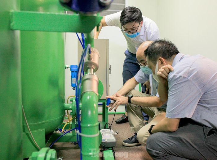 Nhóm nghiên cứu chủ trì bởi PGS. TS. Vũ Đình Tiến đã thiết kế, tập hợp nguyên vật liệu và tổ chức chế tạo với sự hỗ trợ của nhiều doanh nghiệp trong ngành thiết bị, cơ khí để hoàn thành 2 Container di động trên trong 3 tuần.