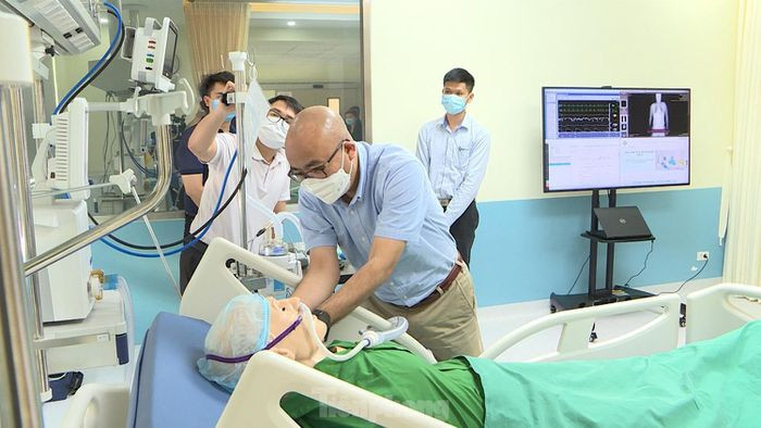 Hệ thống được tích hợp trong một container 20 feet tiêu chuẩn, cung cấp ôxy nồng độ 93±3 %, năng suất 18 Nm3/h và khí nén y tế đủ cho một trạm hồi sức cấp cứu dã chiến 20 giường hoặc 60~70 bệnh nhân thở oxy thường.