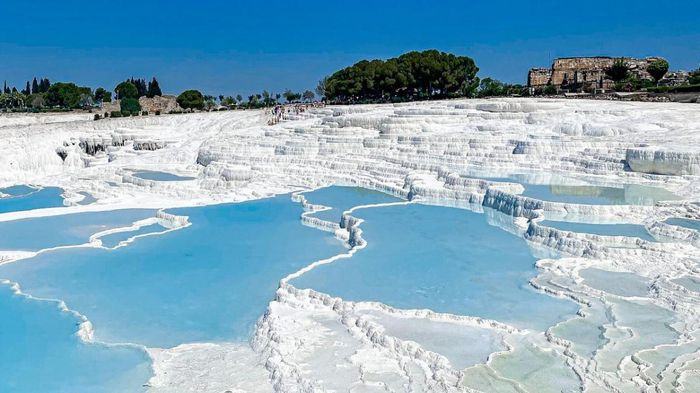 Các hồ bơi nước nóng ở Pamukkale, Thổ Nhĩ Kỳ được coi là một trong những nơi đẹp nhất trên thế giới. Pamukkale nghĩa là "lâu đài bông", với bậc thang đá vôi trắng như bông gây ấn tượng đặc biệt với du khách. Khu vực này cũng có khí hậu ôn hòa phần lớn thời gian trong năm.