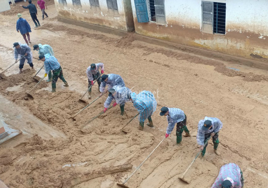 Ông Hồ Văn Linh - Bí thư xã Hướng Việt cho biết: “Lượng bùn quá lớn khiến địa phương gần như không thể dọn dẹp nổi. Được các chiến sĩ hỗ trợ dọn dẹp bà con chúng tôi mừng lắm. Hơn lúc nào hết tình quân dân trở nên gắn bó rất nhiều”