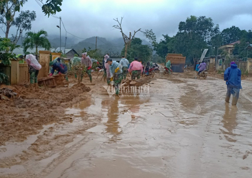 Những ngày qua, hơn 100 cán bộ, chiến sĩ đoàn Thanh niên Công an tỉnh Quảng Trị có mặt tại địa phương này giúp người dân dọn dẹp. Các chiến sĩ lội bùn, dùng cuốc, xẻng dọn dẹp hàng ngàn mét khối bùn đất đặc quánh để người dân ổn định cuộc sống, học sinh sớm quay lại lớp.