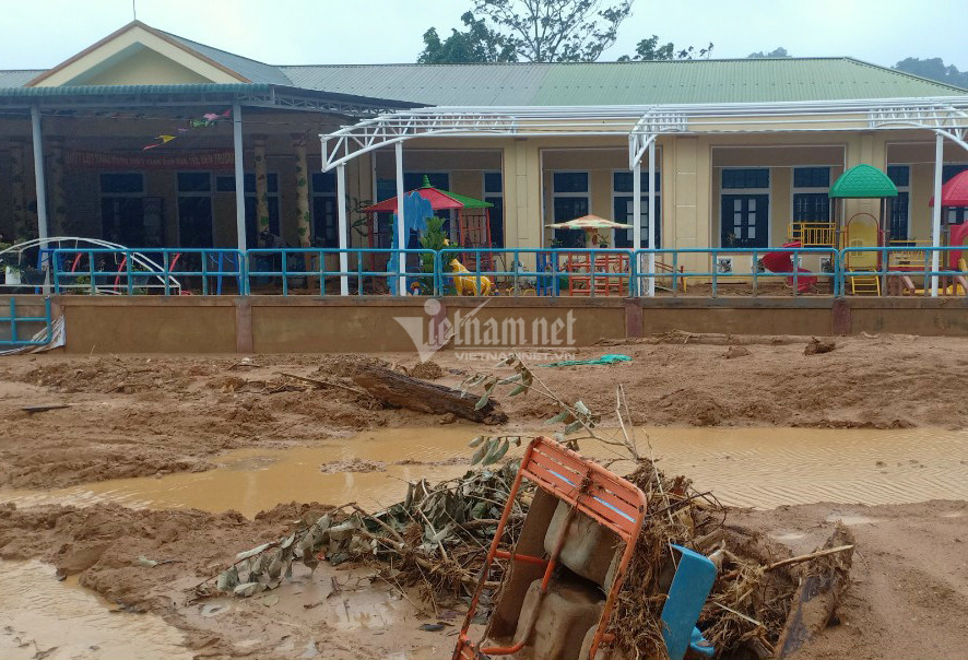 Tại các tuyến đường, điểm trường, đài tưởng niệm, nhà dân ở xã này sau khi nước rút trở thành “bãi chiến trường” ngổn ngang cùng bùn đất, khiến nơi đây bị chia cắt. Có nơi bùn ngập hơn nửa mét.