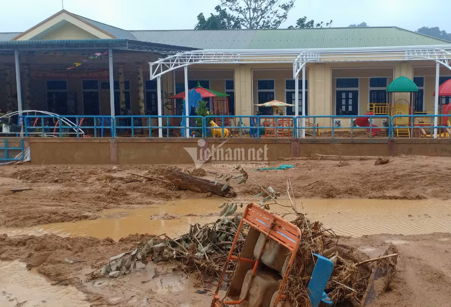 Tại các tuyến đường, điểm trường, đài tưởng niệm, nhà dân ở xã này sau khi nước rút trở thành “bãi chiến trường” ngổn ngang cùng bùn đất, khiến nơi đây bị chia cắt. Có nơi bùn ngập hơn nửa mét.