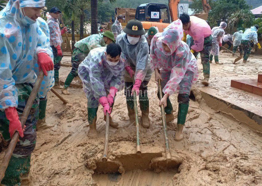 Sau trận lũ lịch sử vừa qua xã Hướng Việt chìm trong bãi bùn.