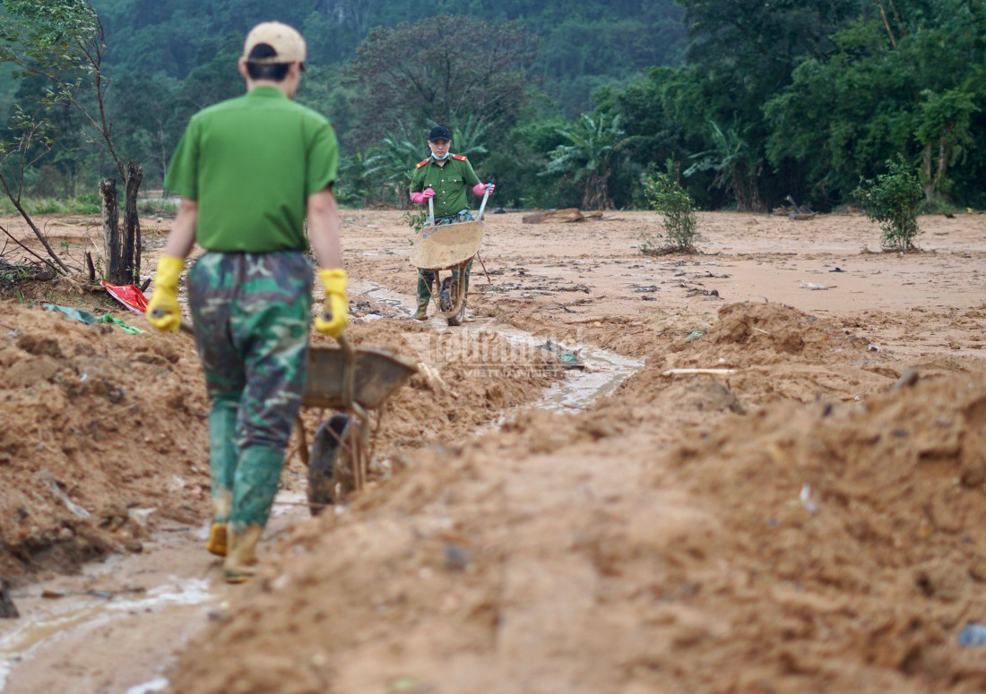 Những lớp bùn dày được chuyển tại khuôn viên sân trường mầm non Hướng Việt được chuyển ra ngoài.