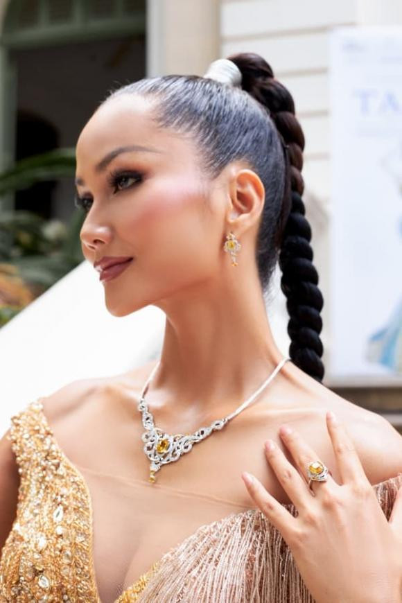 H'Hen Niê khiến fan “dở khóc dở cười” khi đi sự kiện - Hình 2 H'Hen Nie khien fan “do khoc do cuoi” khi di su kien-Hinh-2