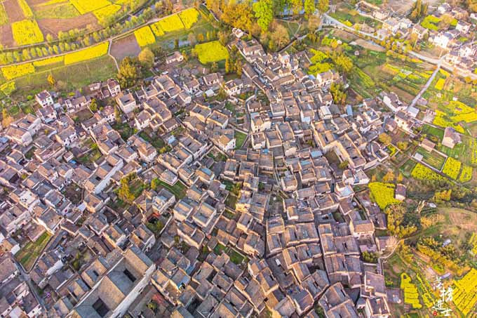 Những ngôi nhà theo phong cách Hồi giáo như thế này phù hợp với thời tiết ẩm ướt tại đây. Không khí luôn đầy hơi nước và sương mù dày đặc khiến cả ngôi làng có cảm giác rất mờ ảo vào một số thời điểm. Chính vì thế, làng Nam Bình lúc nào cũng mang đến một cảm giác thơ mộng, lãng mạn.