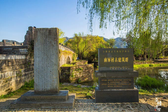Làng Nam Bình, chỉ cần nghe tên thôi đã khiến người ta nghĩ về một nơi nào đó yên tĩnh, thanh bình. Quả thật, cảnh sắc nơi này dù trải qua hàng nghìn năm lịch sử vẫn còn giữ nguyên được những gì vốn có.