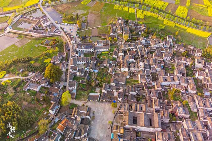 Cảnh sắc làng Nam Bình vào mùa xuân thật nhẹ nhàng, ở trong một khung cảnh như vậy sẽ khiến người ta lúc nào cũng có cảm giác thư thái, thoải mái. Cuộc sống được bao quanh bởi thiên nhiên, núi sông hữu tình như vậy thật khiến du khách muốn ghé đến nhiều lần.