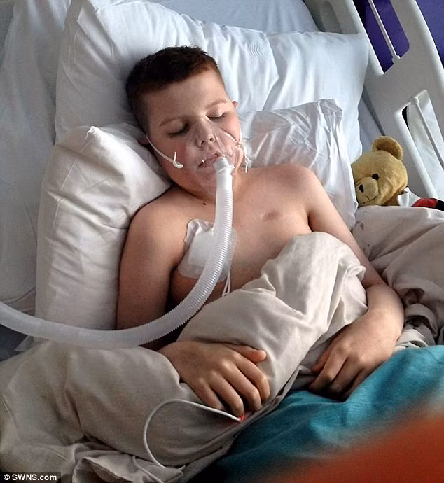 Trải qua 4 lần cấy ghép tủy sống không thành công, cha mẹ cậu bé được thông báo rằng việc điều trị đã thất bại, Deryn không thể sống quá 50 ngày.