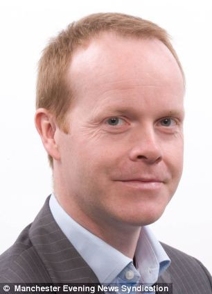 Tiến sĩ Mike Dennis, giám đốc đơn vị huyết học và cấy ghép tại Christie cho biết, máu dây rốn là lựa chọn cuối cùng của ông Pyne.