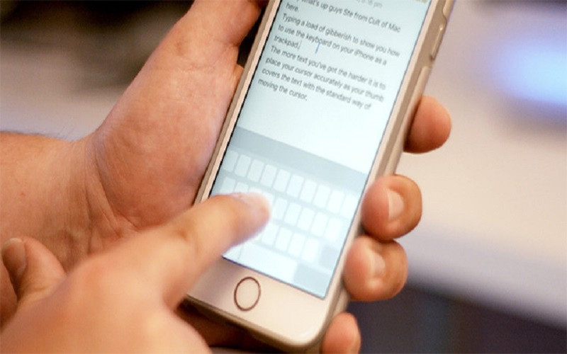 Biến bàn phím thành bàn di chuột: Nhấn và giữ nút cách trên bàn phím iPhone cho đến khi mất hết chữ. Lúc này, bạn có thể di chuyển ngón tay lên bàn phìm và con trỏ văn bản sẽ di chuyển theo. Ảnh: Apple Daily.