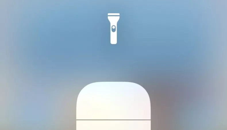  Tinh chỉnh độ sáng của đèn Flash: Vuốt từ dưới lên để mở thanh trạng thái, nhấn giữ biểu tượng đèn và chọn độ sáng mà bạn muốn. Ảnh: Newsweek.