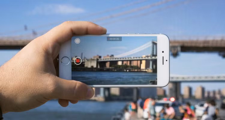  Chụp hình trong trong lúc quay video: Bấm vào nút màu trắng cạnh nút quay sẽ giúp bạn chụp được những bức hình mong muốn mà không làm gián đoạn quá trình quay video. Ảnh: TapSmart.