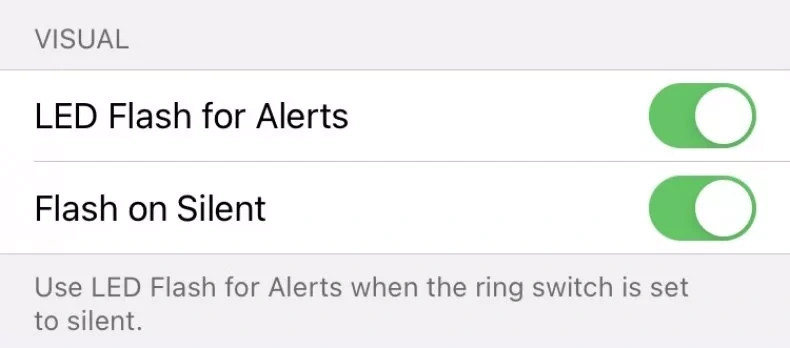  Thông báo bằng đèn LED: Khi bạn muốn nhận được thông báo mà không phải bật âm thanh, hãy vào Cài đặt &gt; Trợ năng &gt; Âm thanh/Hình ảnh. Sau đó, bật 2 mục Đèn LED để cảnh báo và Nháy sáng khi im lặng. Ảnh: Newsweek.