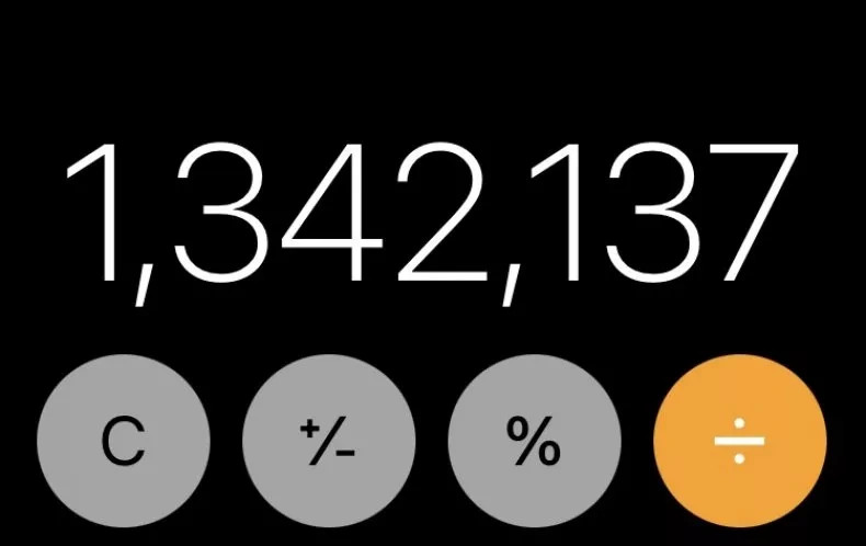  Xóa nhanh số trên ứng dụng Máy tính: Nếu vô tình nhập sai, bạn không cần phải nhấn nút "C" để xóa toàn bộ mà chỉ việc vuốt sang trái hoặc phải phía trên màn hình để xóa số cuối cùng của dãy số. Ảnh: Newsweek.