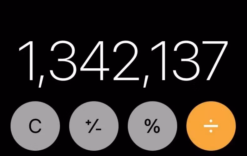  Xóa nhanh số trên ứng dụng Máy tính: Nếu vô tình nhập sai, bạn không cần phải nhấn nút "C" để xóa toàn bộ mà chỉ việc vuốt sang trái hoặc phải phía trên màn hình để xóa số cuối cùng của dãy số. Ảnh: Newsweek.