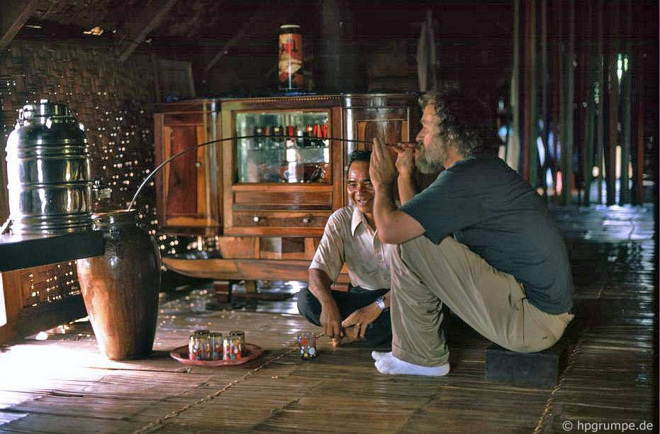 Ông Hans-Peter Grumpe cũng thử loại rượu đặc sản của đồng bào các dân tộc Tây Nguyên. Ảnh: Hpgrumpe.de.