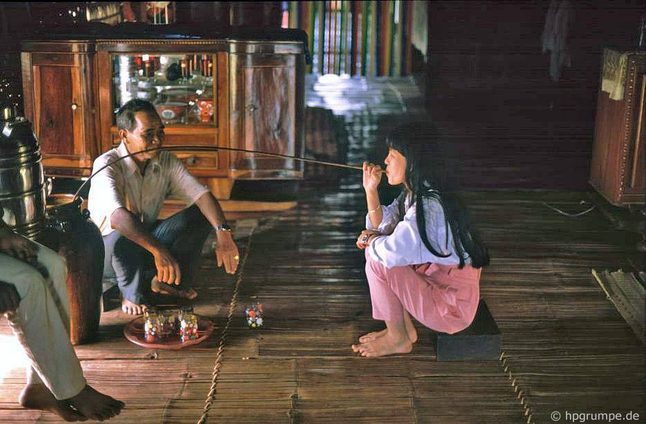 Người đẹp uống rượu cần. Ảnh: Hpgrumpe.de.