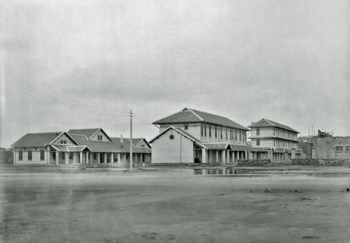 Trường trung học Yersin, nay là trường Cao đẳng Sư phạm Đà Lạt, số 109 Yersin.