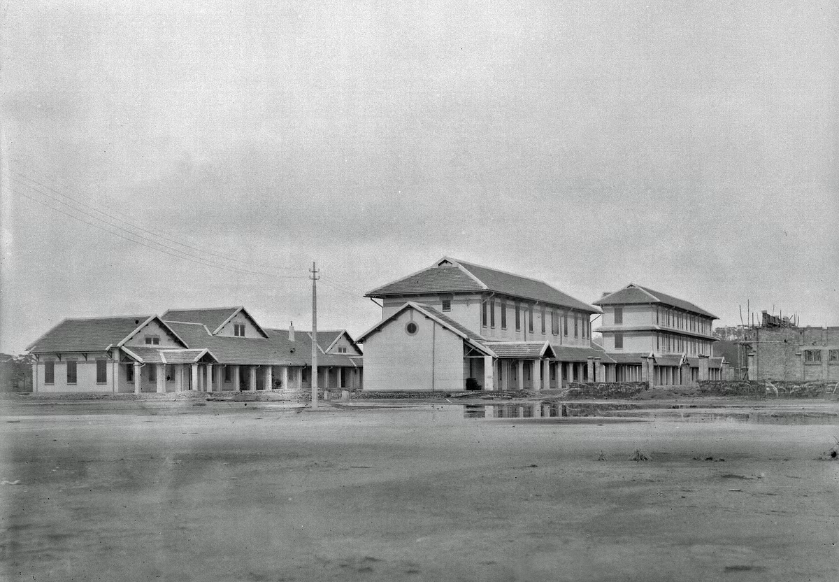 Trường trung học Yersin, nay là trường Cao đẳng Sư phạm Đà Lạt, số 109 Yersin.