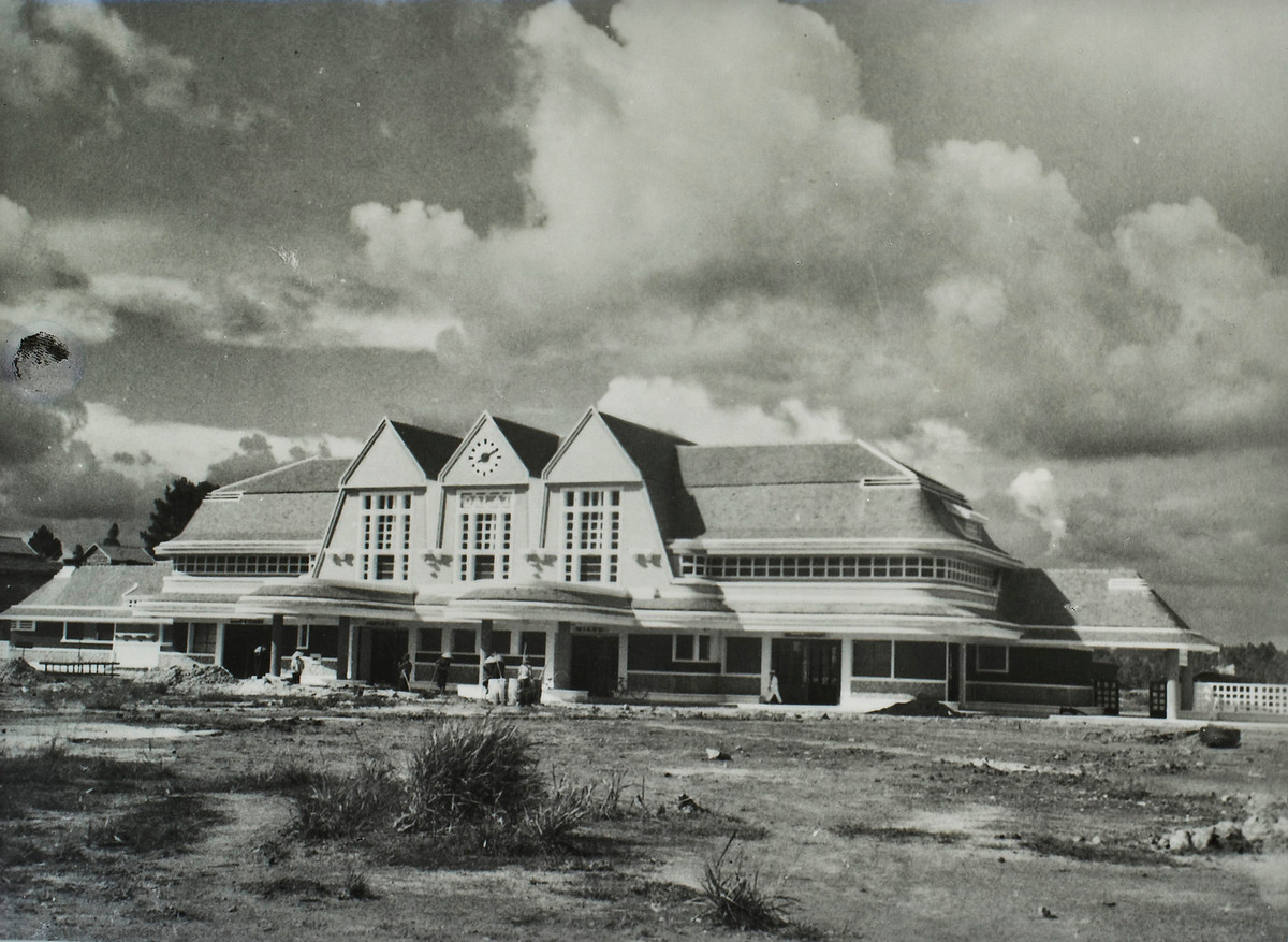 Toàn cảnh ga Đà Lạt thập niên 1920. Lúc này ga chưa được xây xong, các công nhân xây dựng đang bận rộn làm việc ở trước sảnh chính. 