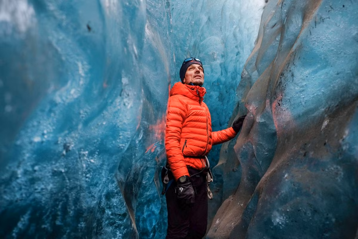 Khi thăm quan hang động, du khách cũng có thể nghe thấy những âm thanh rạn nứt của băng, gây cảm giác rằng hang động sắp sụp đổ. Nhưng đó chỉ là âm thanh dịch chuyển của dòng sông băng. Ảnh: Icelandia.