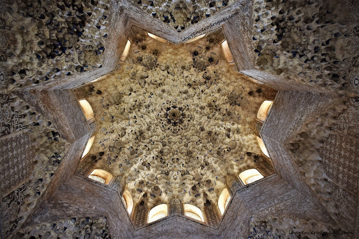 Vòm trần cung điện Alhambra ở Granada, Tây Ban Nha mang phong cách Hồi giáo Narsid. Cung điện này được xây dựng vào thế kỷ 13. Ảnh: YatrikaOne.
