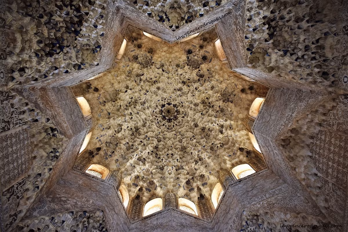 Vòm trần cung điện Alhambra ở Granada, Tây Ban Nha mang phong cách Hồi giáo Narsid. Cung điện này được xây dựng vào thế kỷ 13. Ảnh: YatrikaOne.