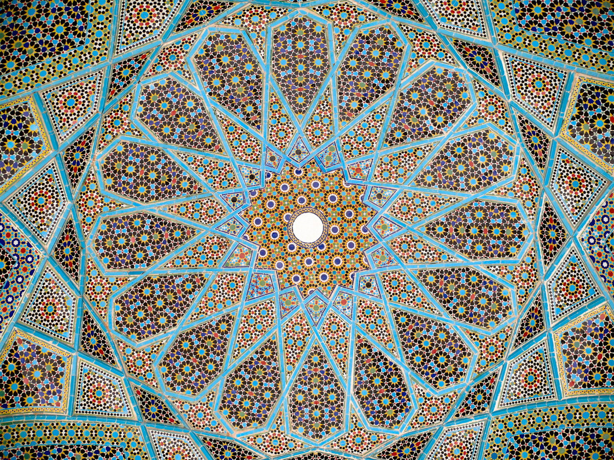Vòm trần lăng mộ Hafez - nhà thờ Ba Tư huyền thoại - ở Shiraz, Iran, được xây dựng vào thế kỷ 14. Ảnh: Wikipedia.