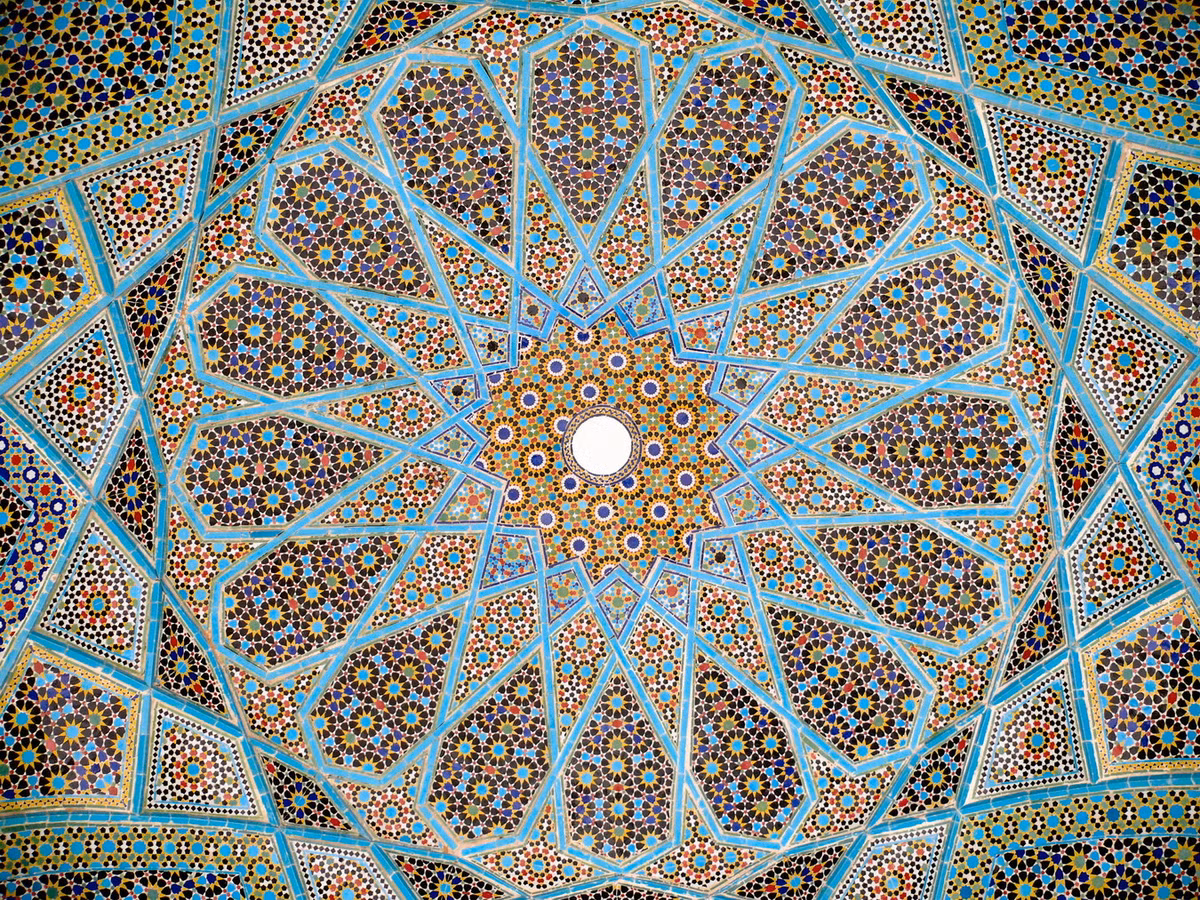 Vòm trần lăng mộ Hafez - nhà thờ Ba Tư huyền thoại - ở Shiraz, Iran, được xây dựng vào thế kỷ 14. Ảnh: Wikipedia.