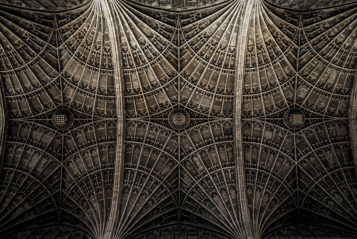 Vòm trần nhà nguyện King's College trong trường đại học Cambridge ở Anh, được xây dựng từ năm 1446–1515. Ảnh: QOCA Architecture Office.