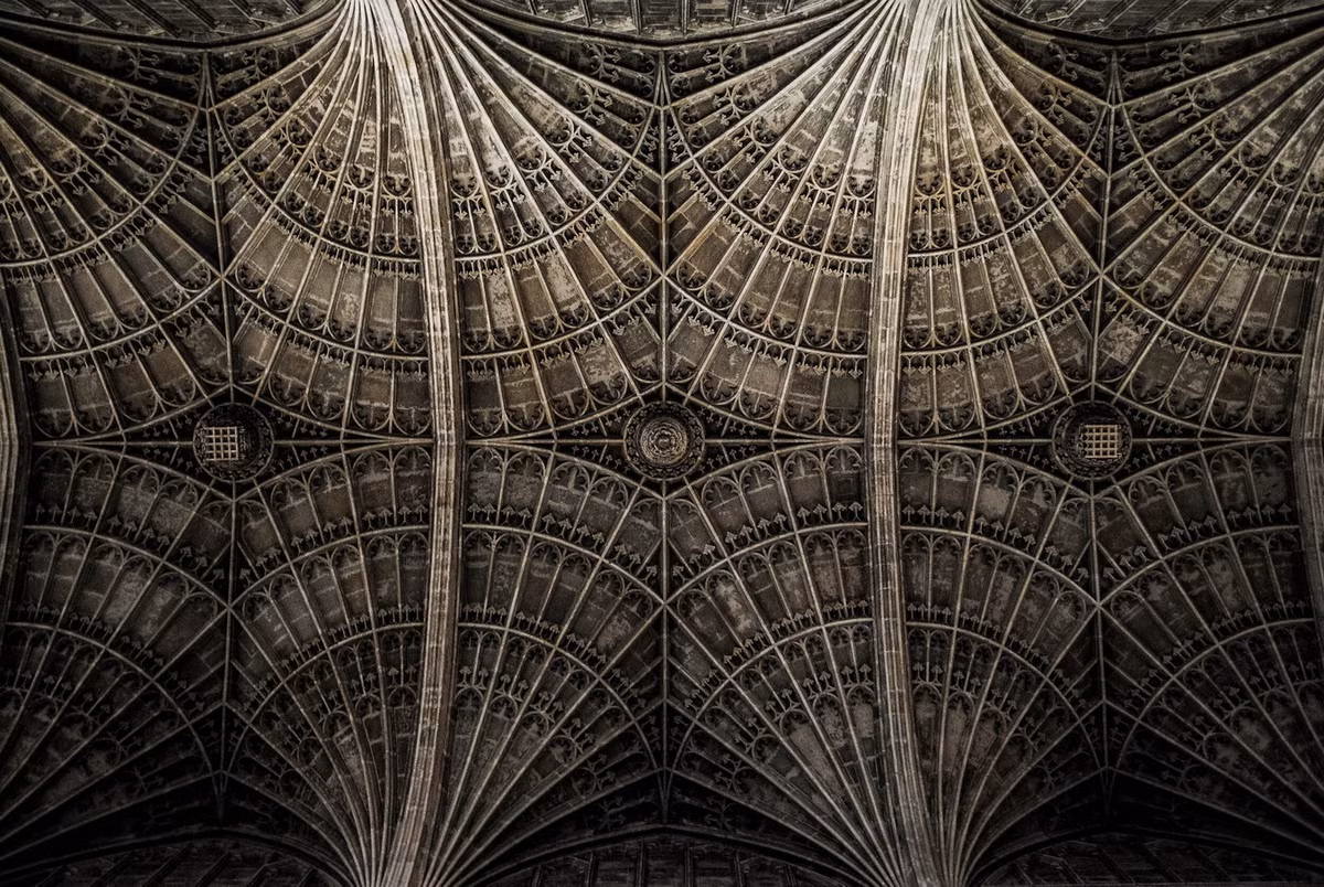 Vòm trần nhà nguyện King's College trong trường đại học Cambridge ở Anh, được xây dựng từ năm 1446–1515. Ảnh: QOCA Architecture Office.