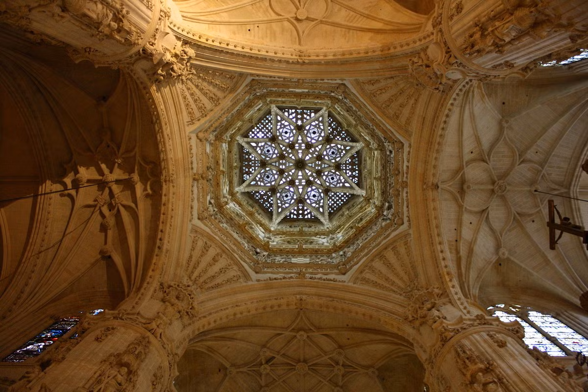Vòm trần thánh đường Burgos ở tỉnh Burgos, Tây Ban Nha, được xây dựng sau khi vòm trần cũ sụp đổ năm 1539. Ảnh: Trevor Huxham.