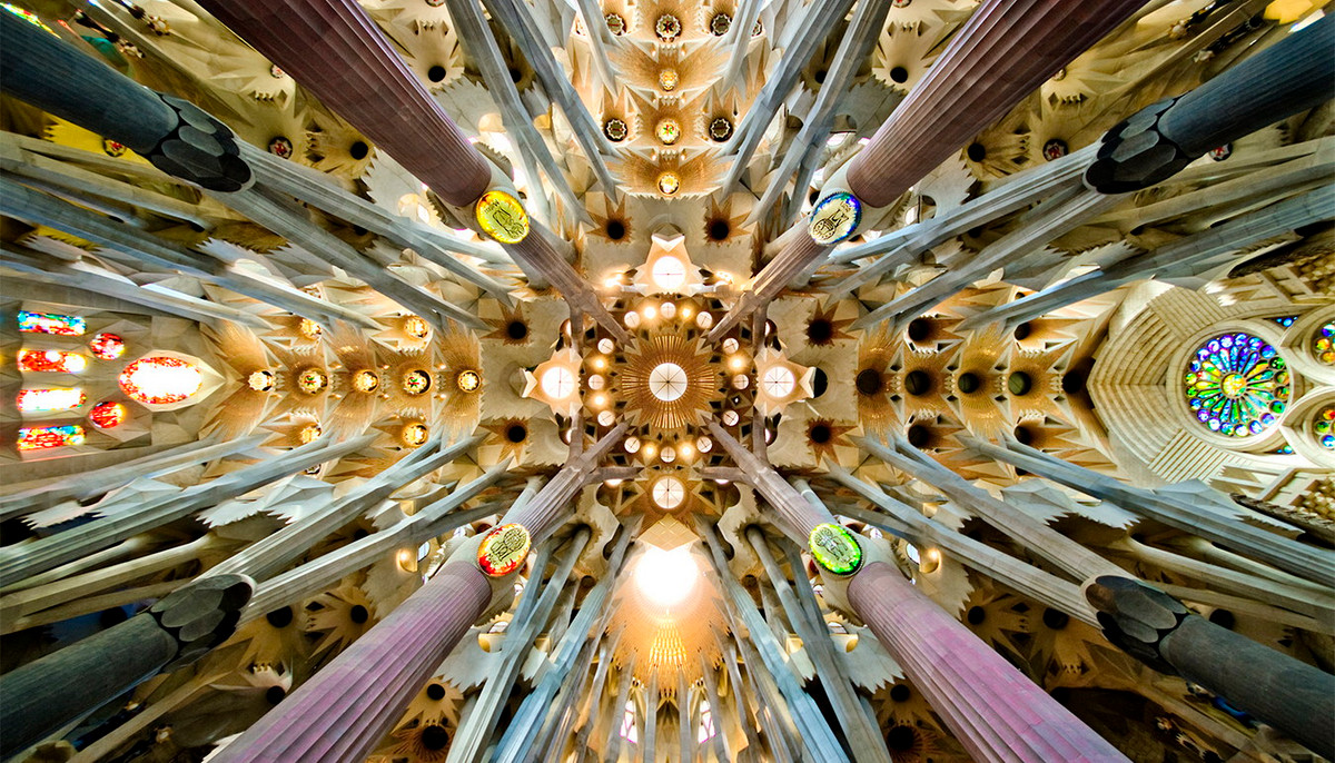 Vòm trần nhà thờ khổng lồ Sagrada Familia ở Barcelona, Tây Ban Nha, một kiệt tác kiến trúc do danh họa Gaudi thiết kế, khởi công năm 1882 và vẫn đang được hoàn thiện. Ảnh: Tot conflueix / All's conected.