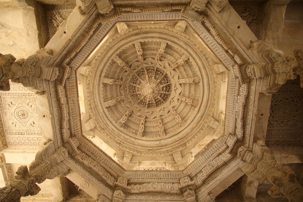 Một kiệt tác điêu khắc - đó là vòm trần đền thờ Ranakpur ở thành phố Rajasthan, Ấn Độ. Đền thờ của đạo Jain này được xây vào khoảng cuối thế kỷ 14 cho tới giữa thế kỷ 15. Ảnh: Love.Food.Asia.