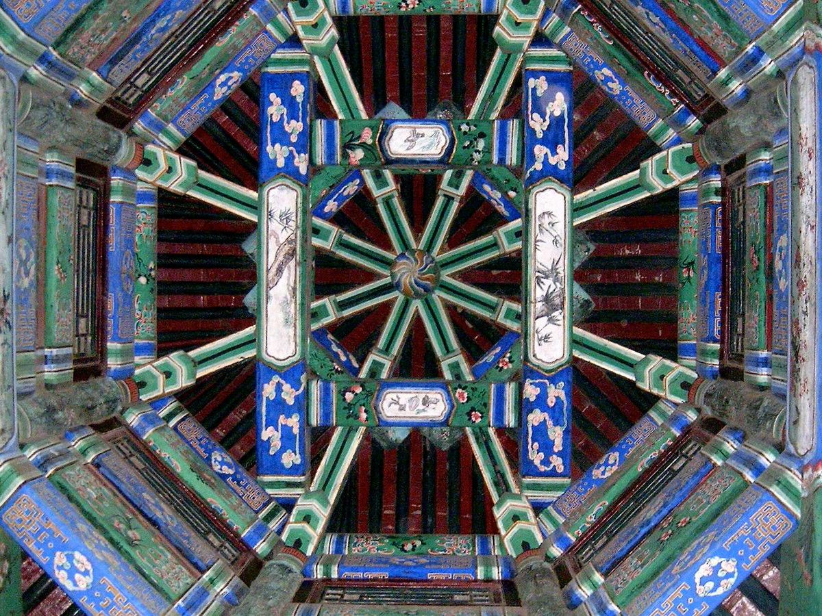 Vòm trần hình bát giác ở Di Hòa Viên hay Cung điện Mùa hè của nhà Thanh ở Bắc Kinh, Trung Quốc. Cung điện mày mở cửa năm 1750. Ảnh: brandonsness / Flickr.