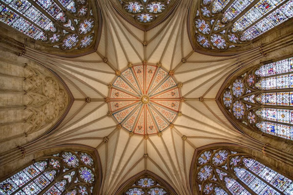 Vòm trần nhà thờ York Minster ở xứ York của Anh. Nhà thờ này có lịch sử hình thành từ năm 637. Ảnh: Eric Knows.
