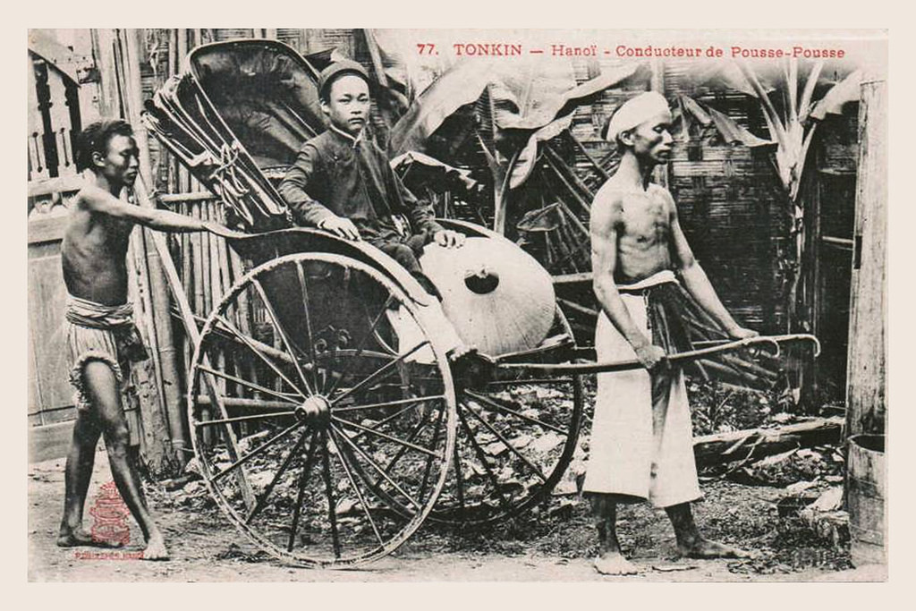 Cậu ấm Hà Nội ngồi trên xe tay. Ảnh: Manhhai / Flickr.