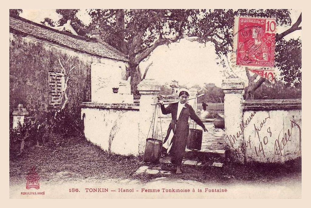 Cô gái Hà Nội lấy nước từ một chiếc giếng, 1908. Ảnh: Manhhai / Flickr.