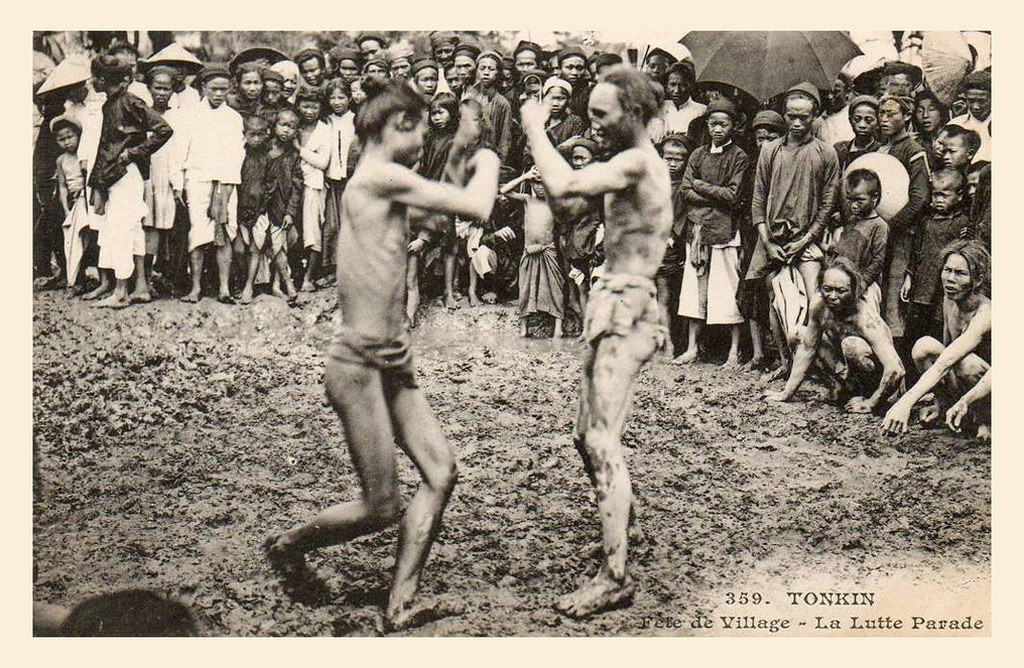 Hai thanh niên đấu vật trong hội làng. Ảnh: Manhhai / Flickr.