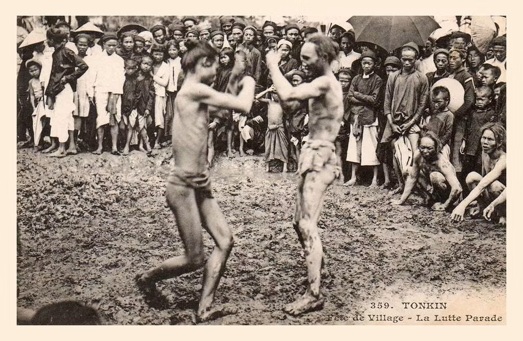 Hai thanh niên đấu vật trong hội làng. Ảnh: Manhhai / Flickr.