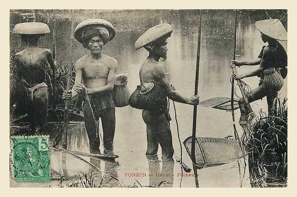 Những người đàn ông hành nghề đánh giậm ở vùng nông thôn Hà Nội. Ảnh: Manhhai / Flickr.