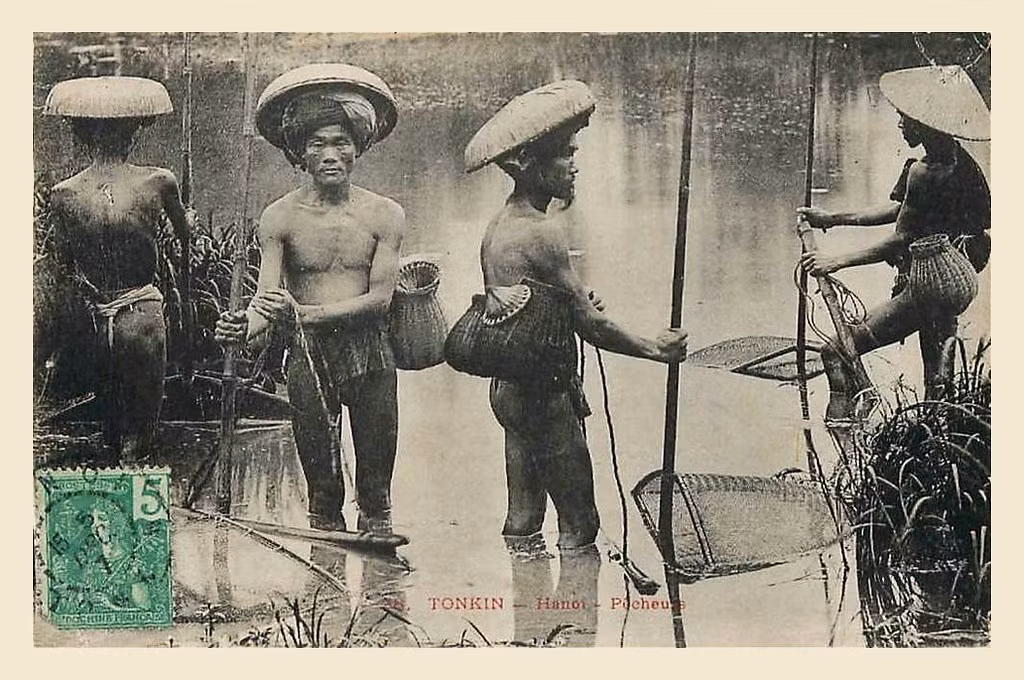 Những người đàn ông hành nghề đánh giậm ở vùng nông thôn Hà Nội. Ảnh: Manhhai / Flickr.