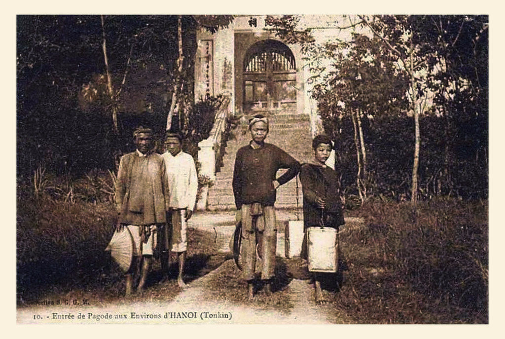 Dân làng đứng trước cổng một ngôi chùa. Ảnh: Manhhai / Flickr.