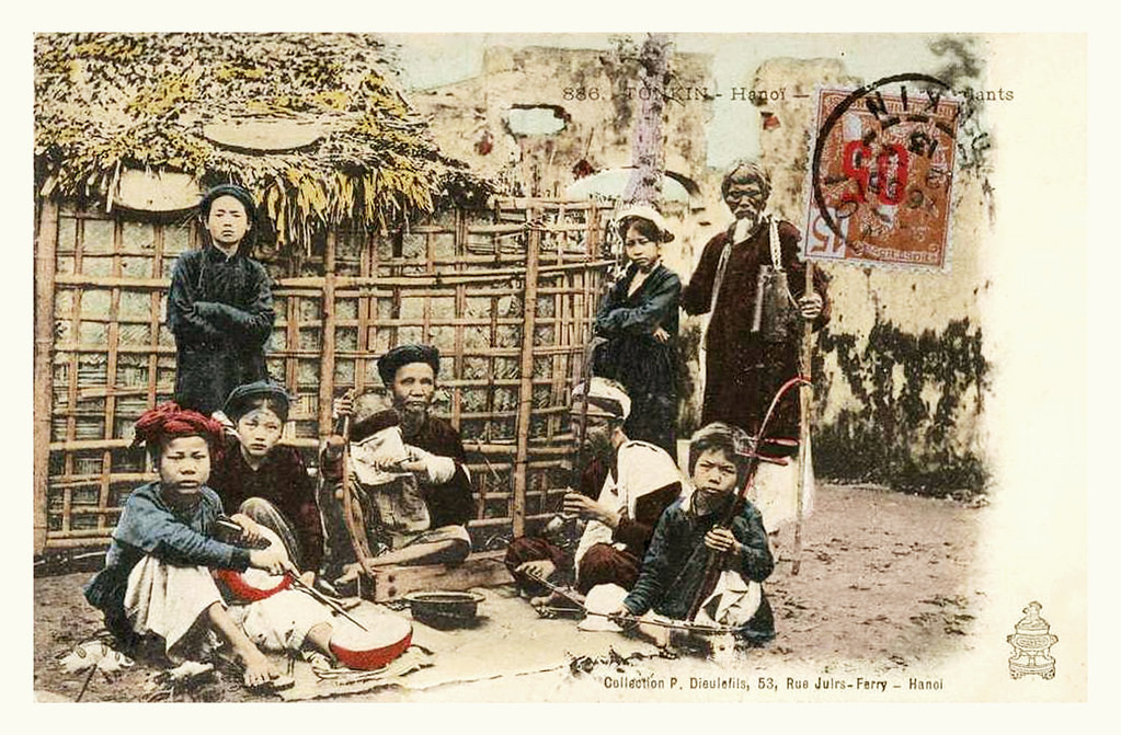 Gánh hát rong trên phố Jules Ferry (phố Hàng Trống), Hà Nội năm 1913. Ảnh: Manhhai / Flickr.