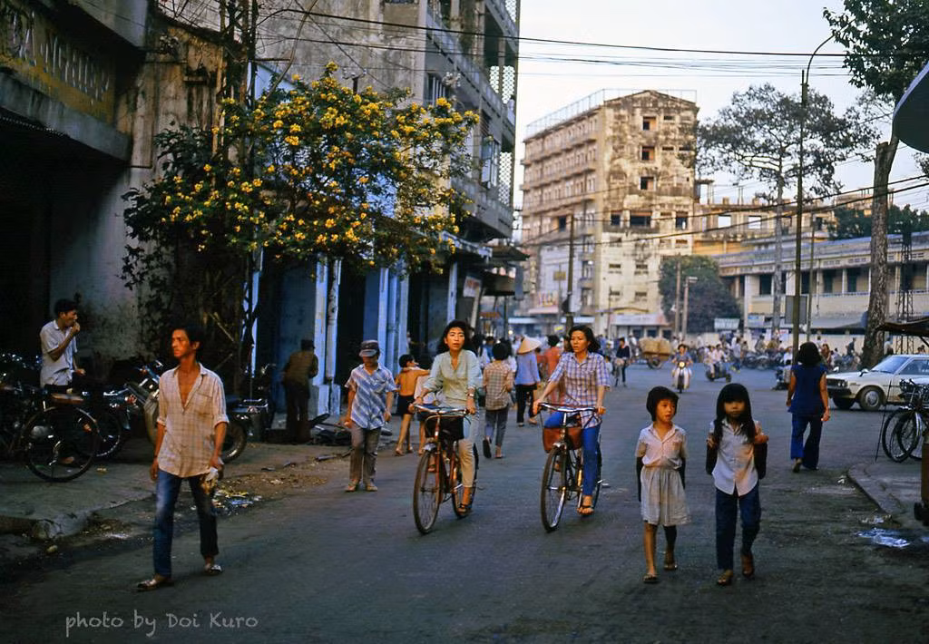 Ngã ba Bùi Viện – Trần Hưng Đạo.