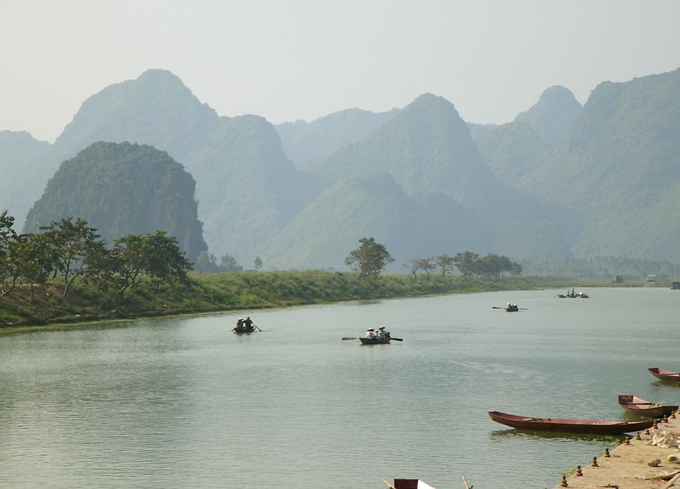 Cảnh sắc Chùa Hương. Ảnh: Richard-seaman.com.