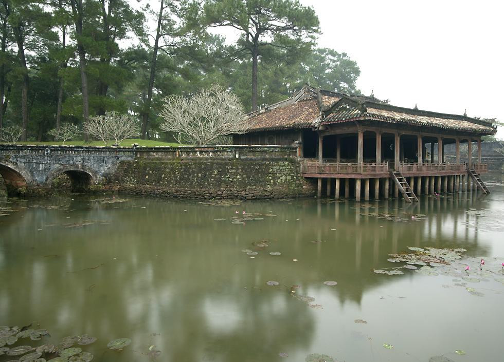 Cung Khiêm Tạ ở lăng vua Tự Đức, Cố đô Huế. Ảnh: Richard-seaman.com.