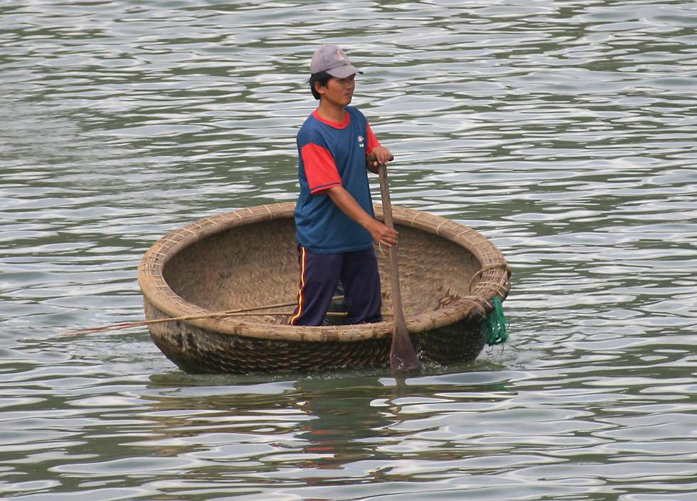 Người ngư dân chèo thuyền thúng trên sông Cái ở Nha Trang. Ảnh: Richard-seaman.com.